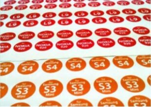 Tisk malých kulatých samolepek na zakázku. Foto je konkrétní příklad z výroby.